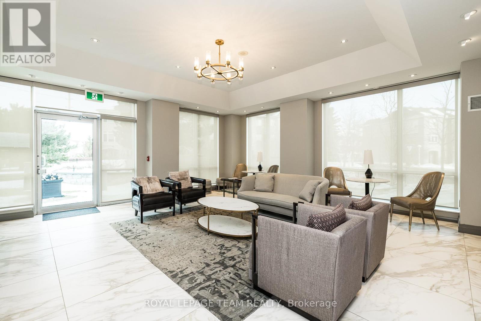 1002 - 38 Metropole Private