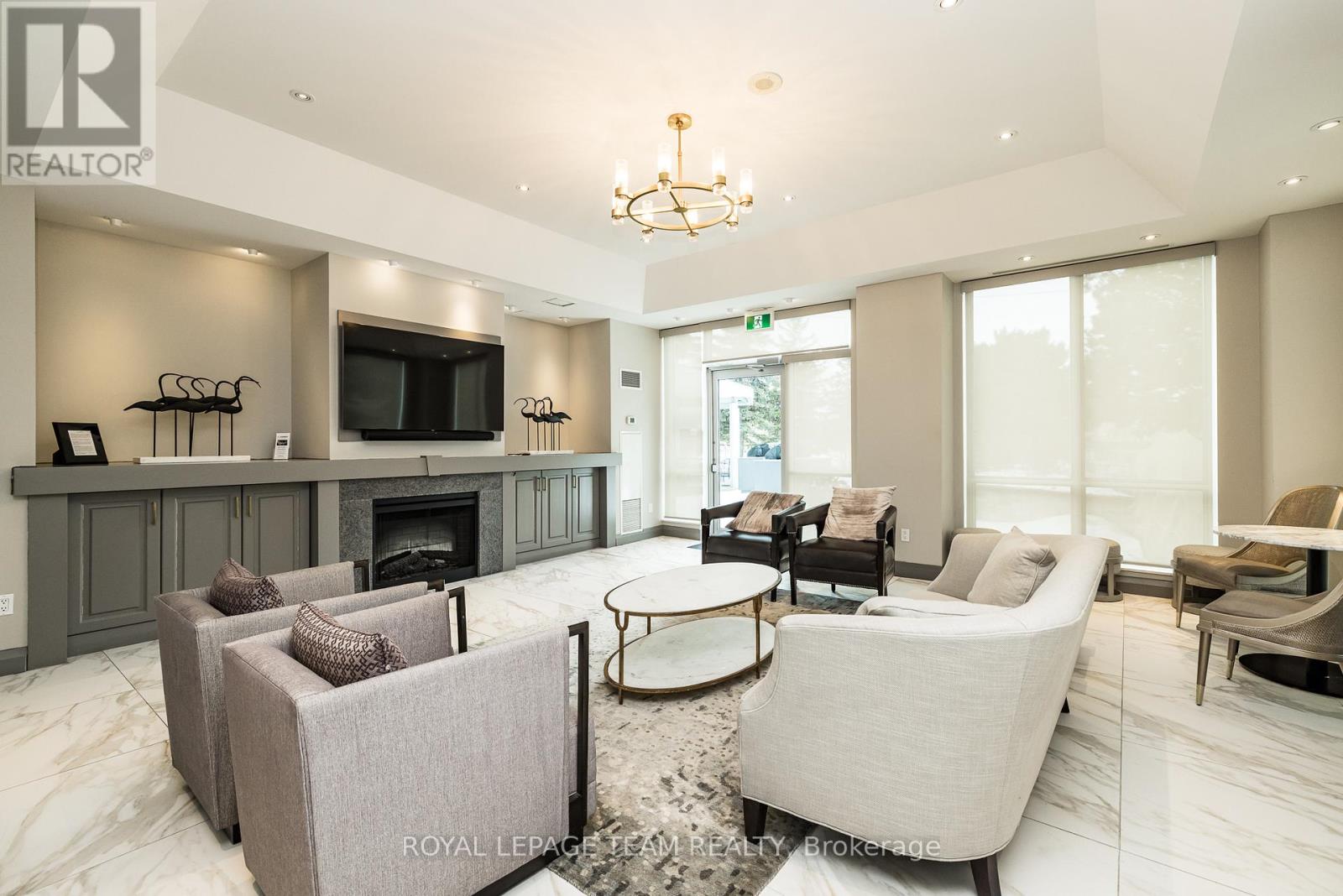 1002 - 38 Metropole Private