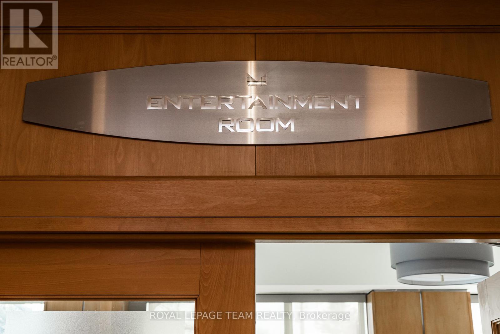 1002 - 38 Metropole Private