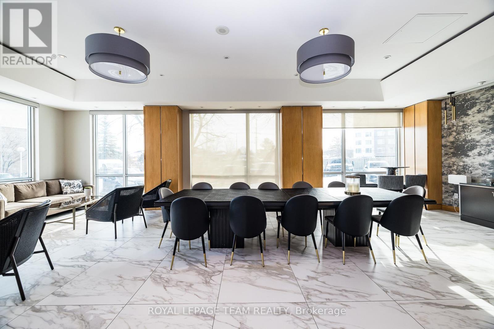 1002 - 38 Metropole Private