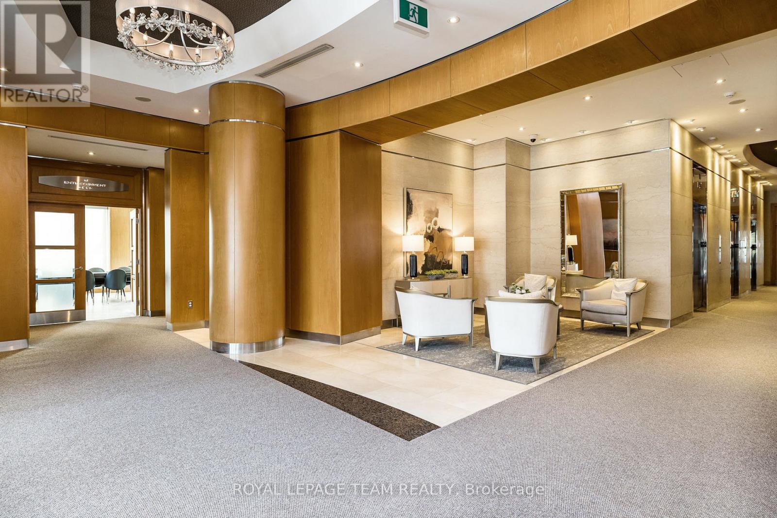 1002 - 38 Metropole Private