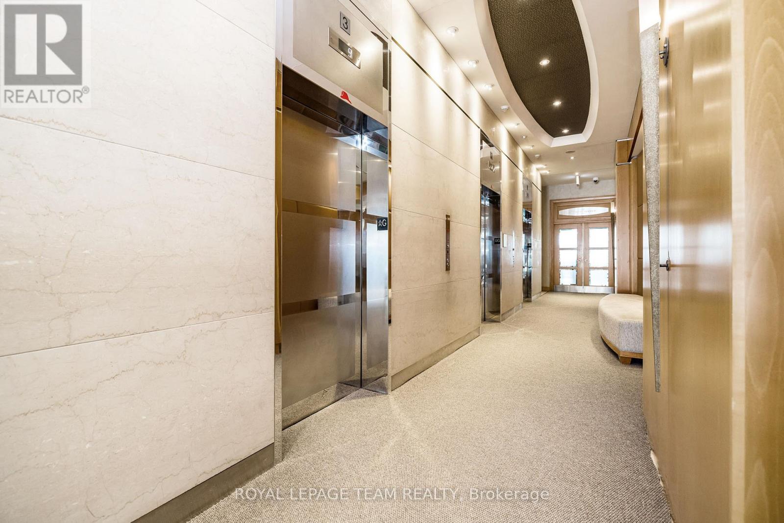 1002 - 38 Metropole Private