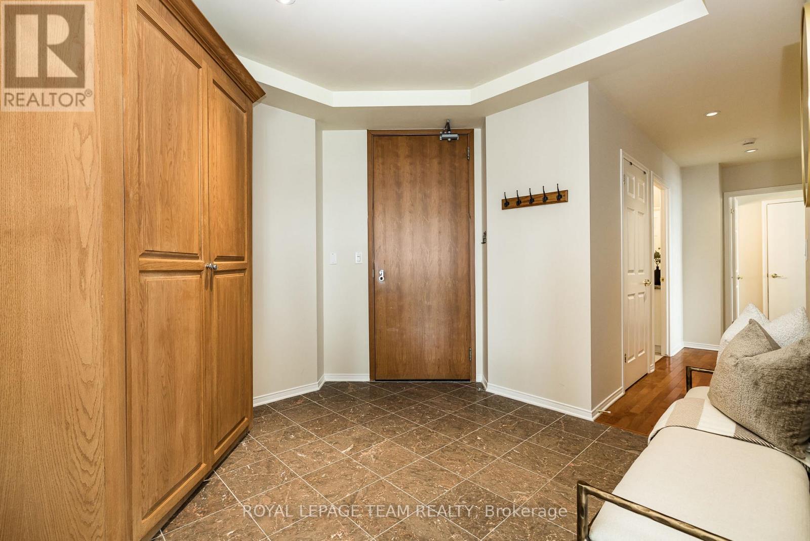 1002 - 38 Metropole Private