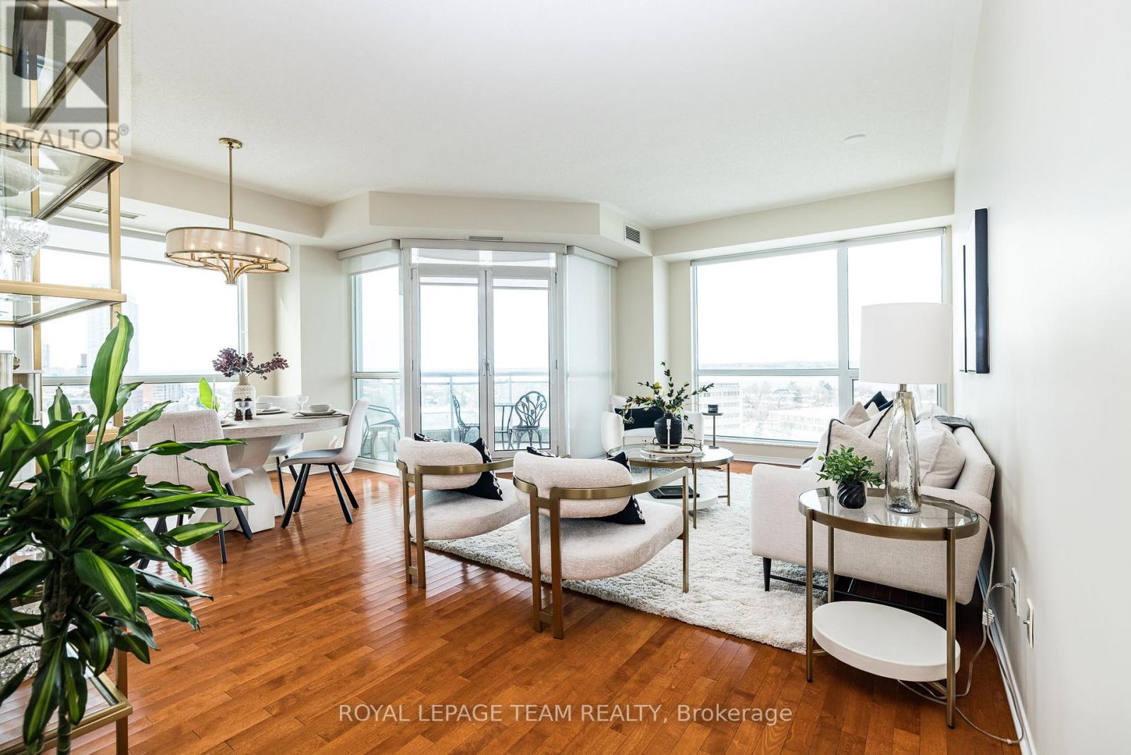 1002 - 38 Metropole Private