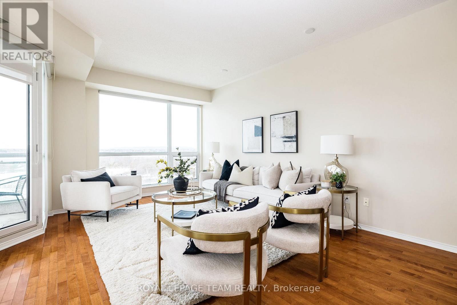 1002 - 38 Metropole Private