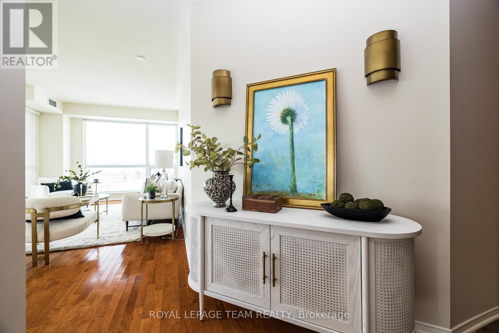 1002 - 38 Metropole Private