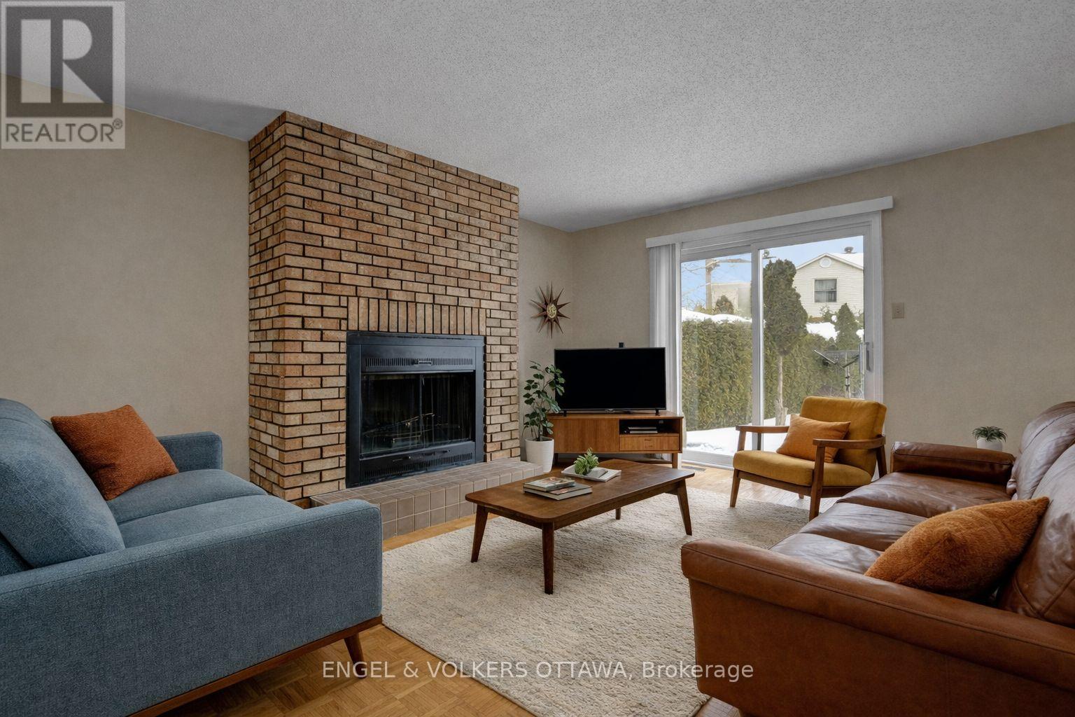 1016 Driftwood Crescent