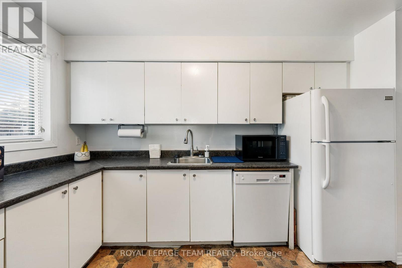 4 - 160 Fenerty Court