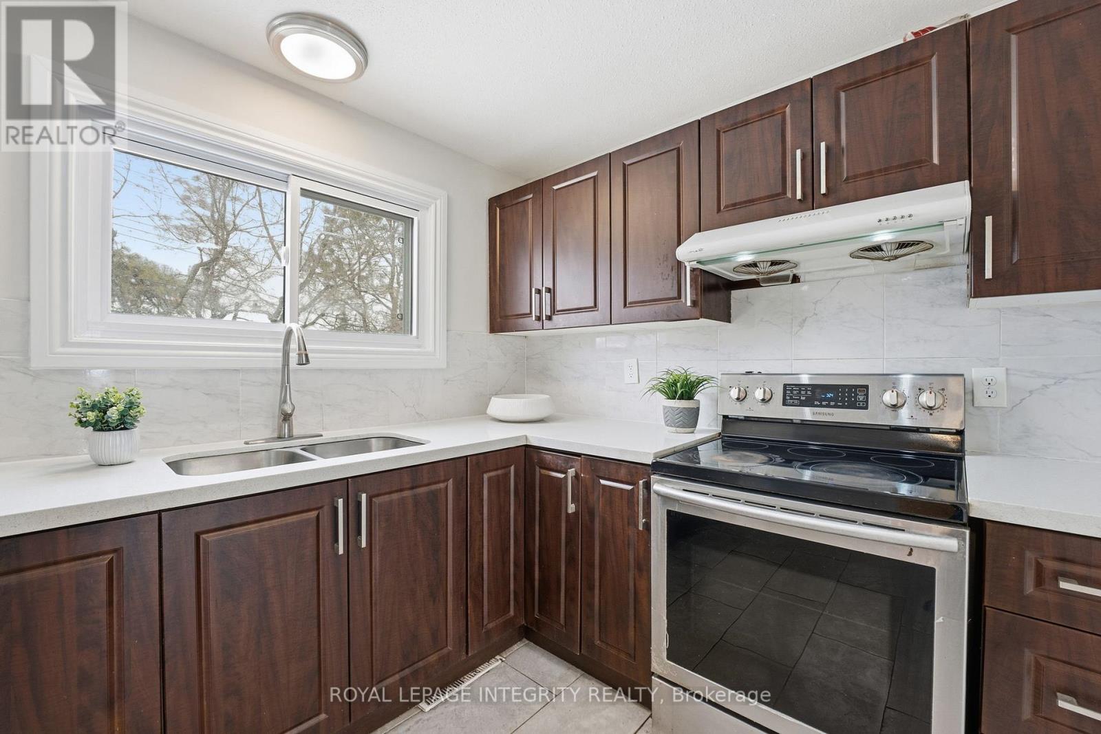 1281 Meadowlands Drive E