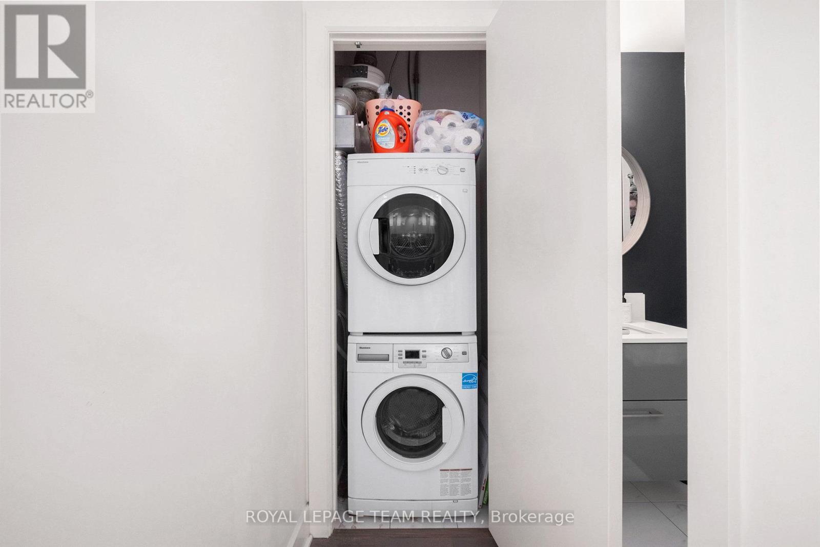 714 - 255 Bay Street