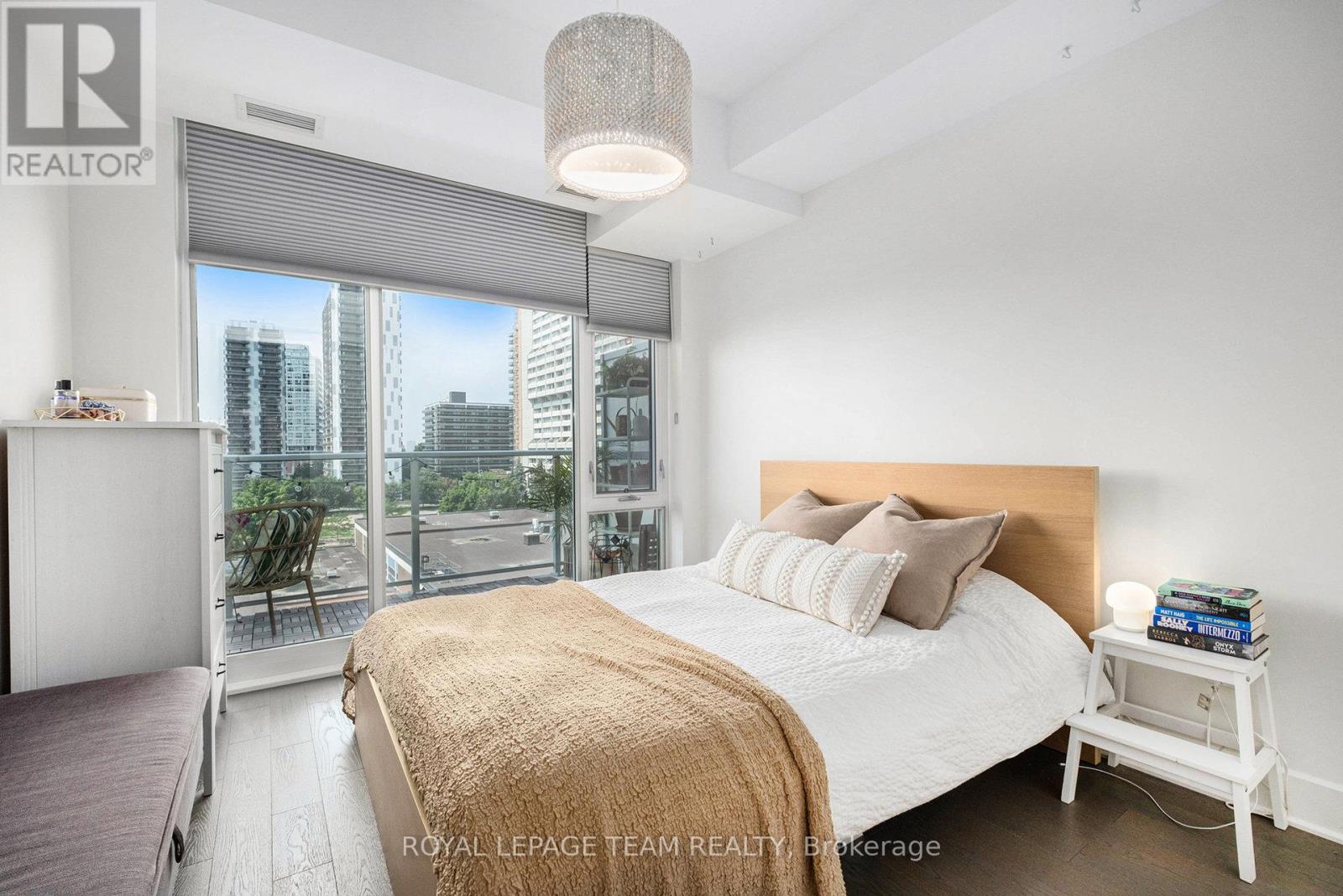 714 - 255 Bay Street