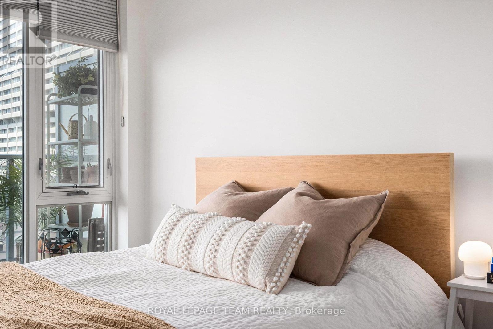 714 - 255 Bay Street