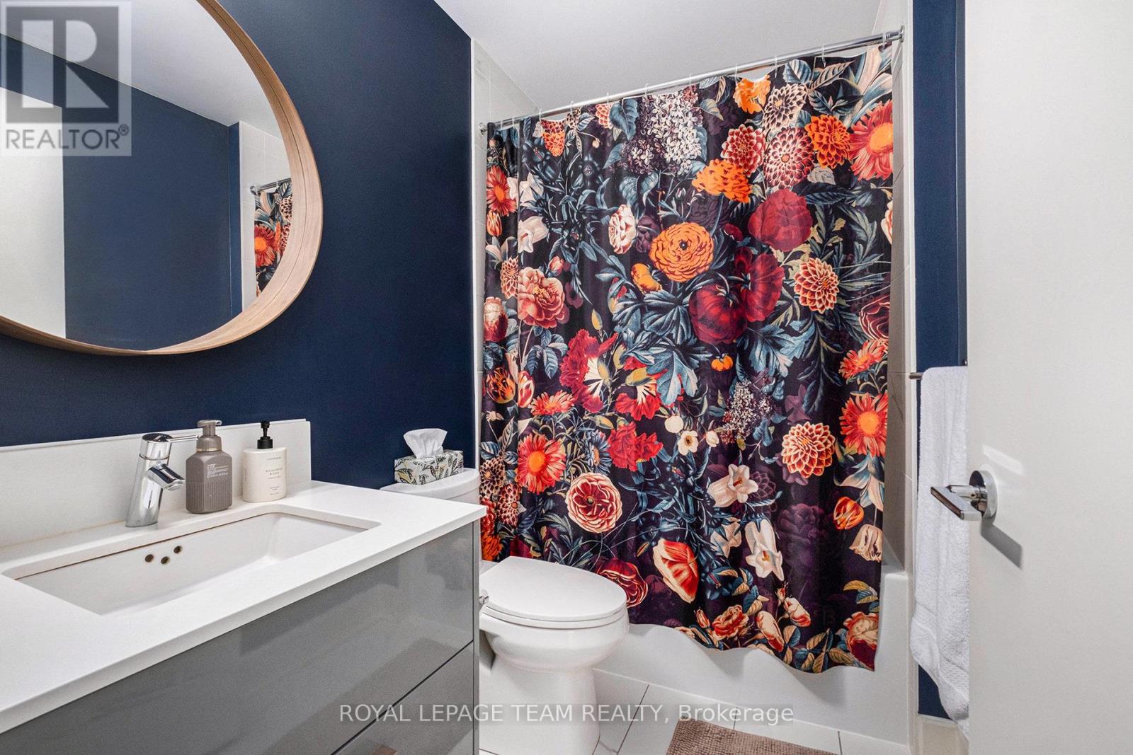 714 - 255 Bay Street