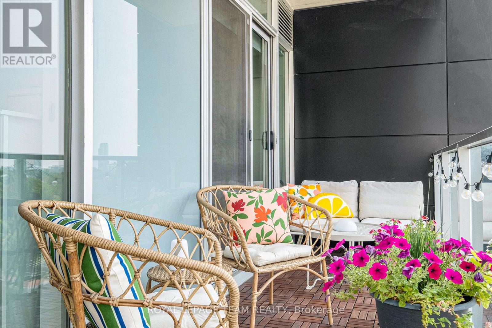 714 - 255 Bay Street