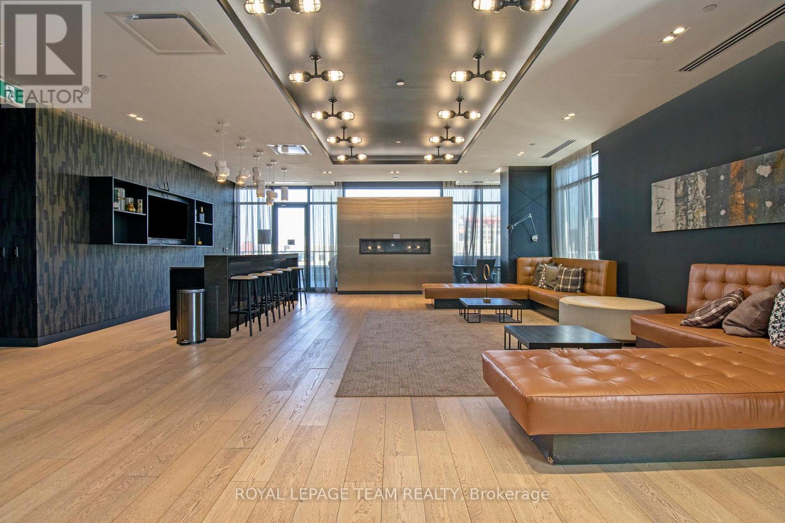 714 - 255 Bay Street