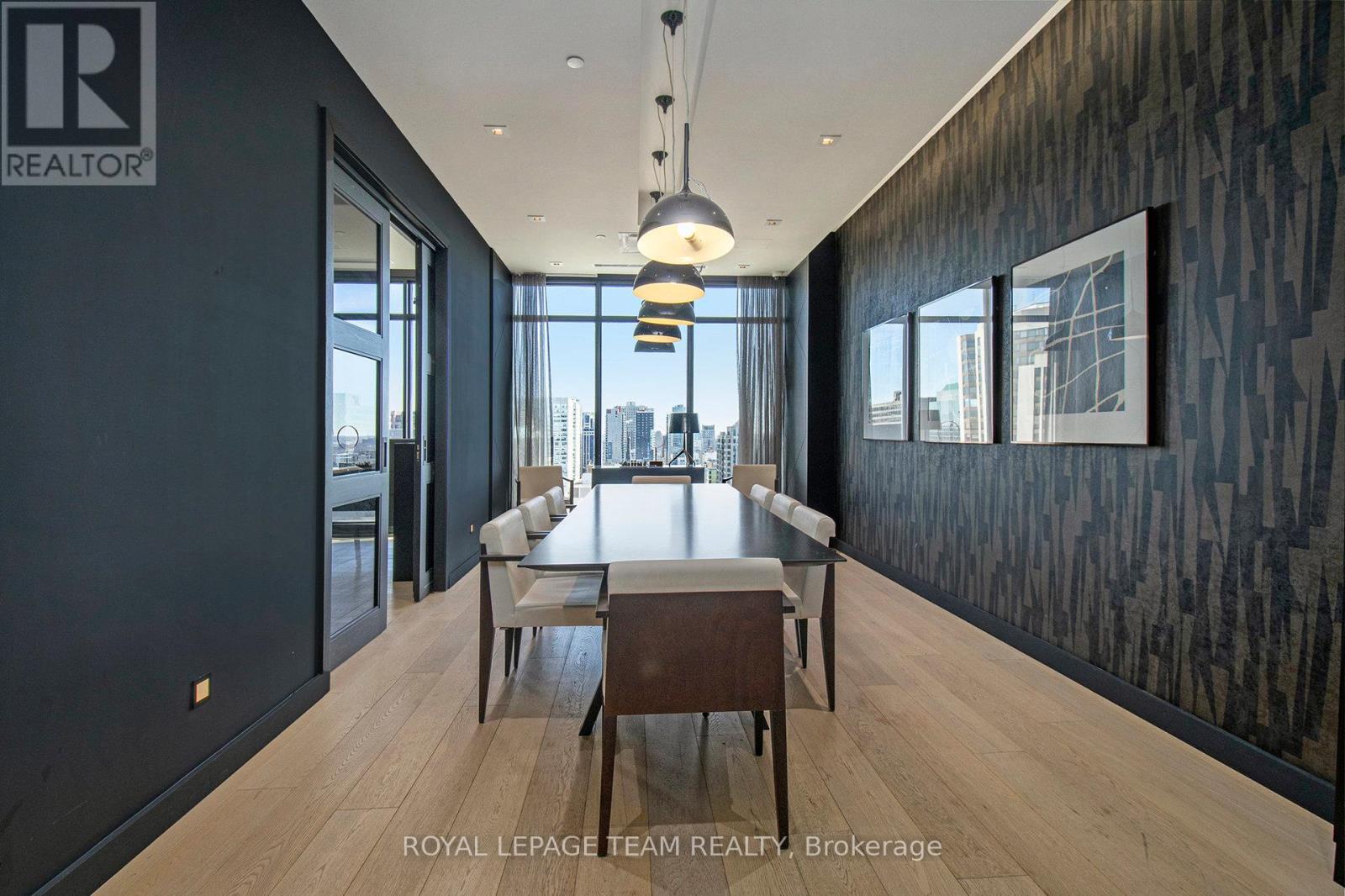 714 - 255 Bay Street