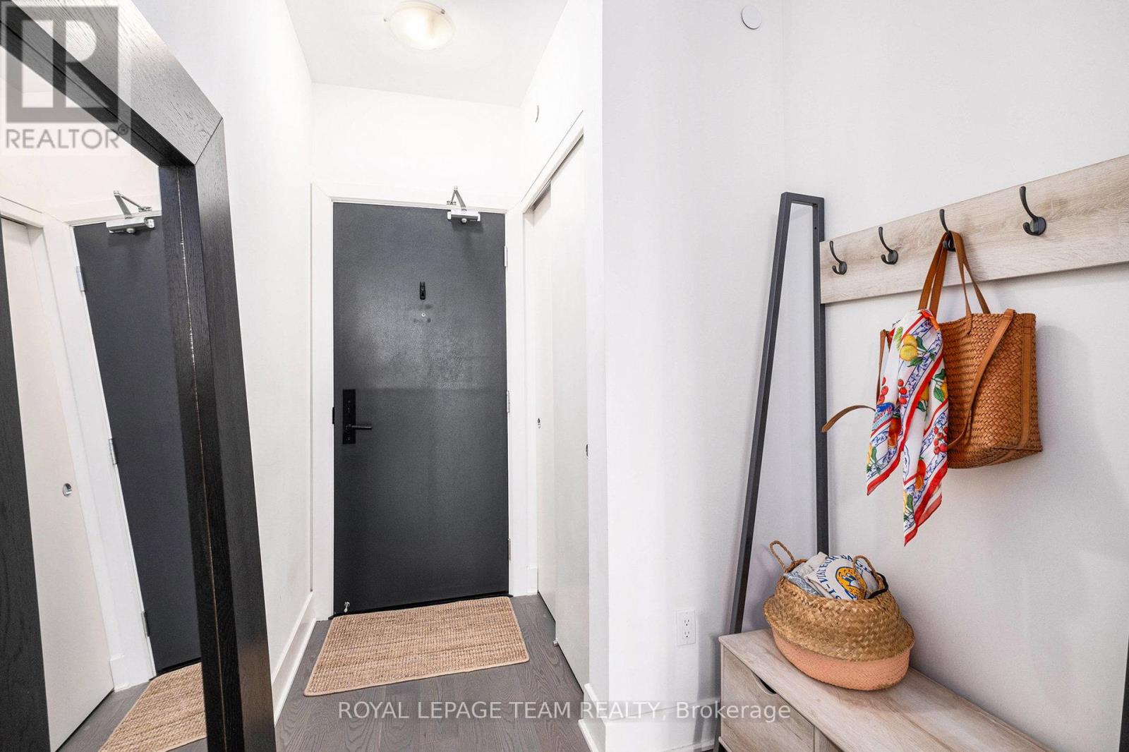 714 - 255 Bay Street