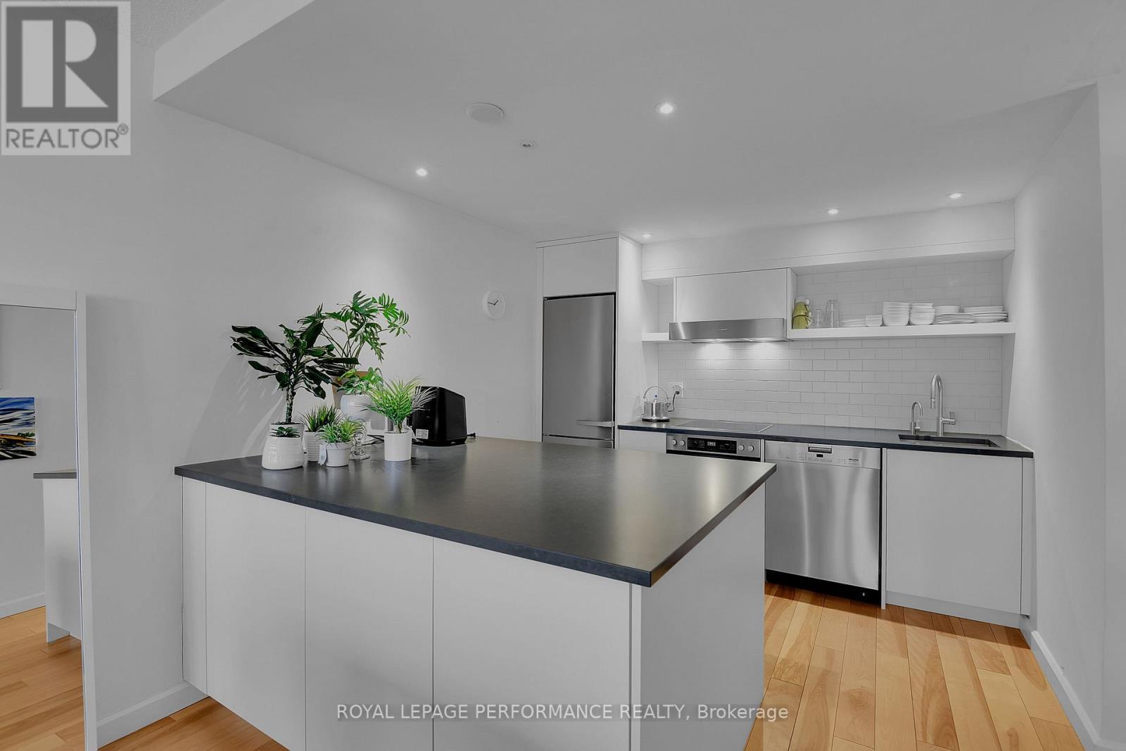 905 - 373 Laurier Avenue E