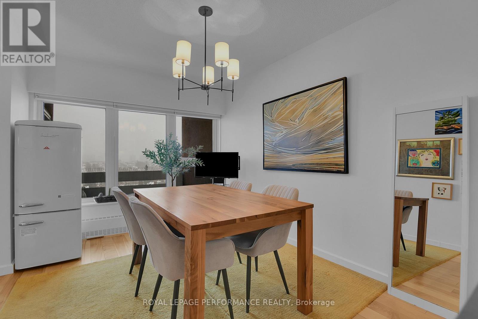 905 - 373 Laurier Avenue E