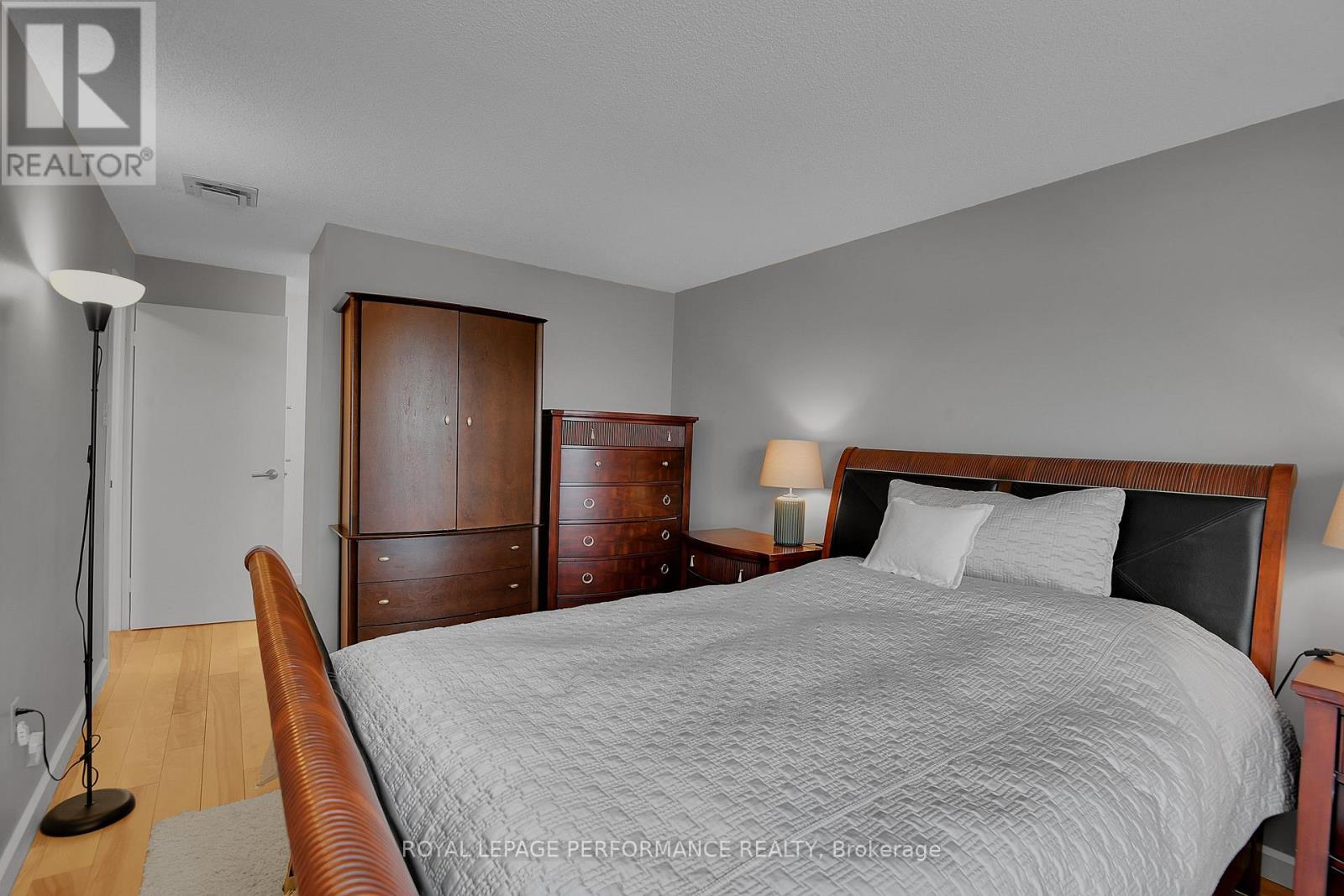 905 - 373 Laurier Avenue E