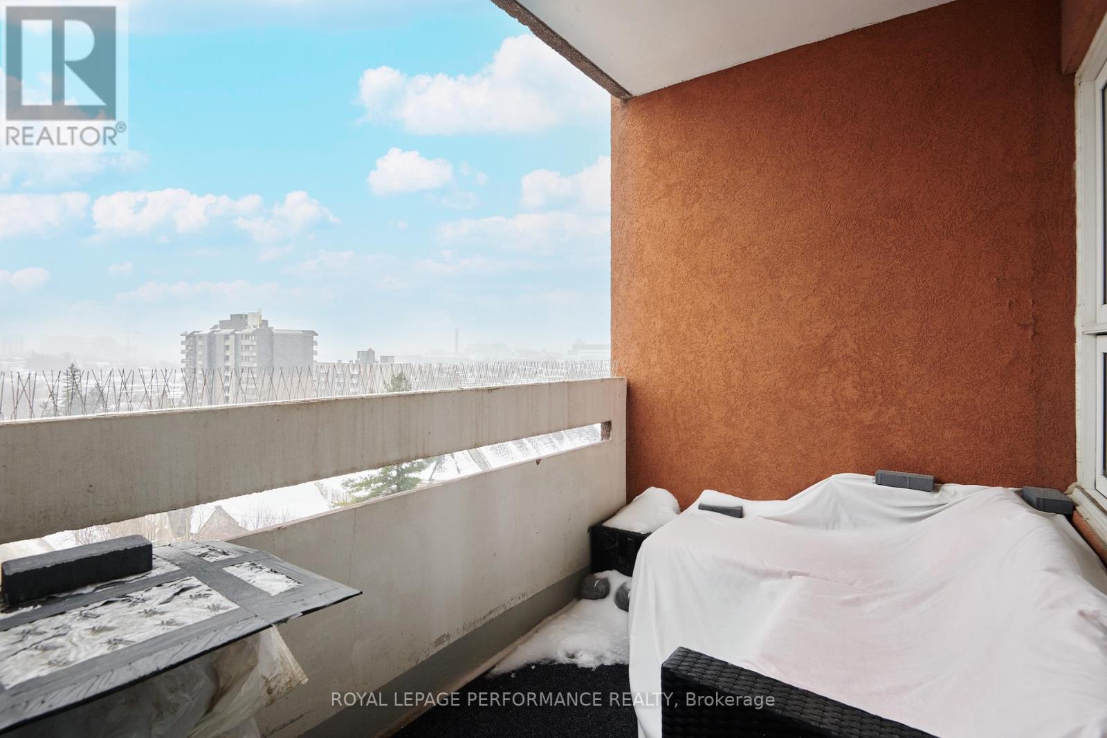 905 - 373 Laurier Avenue E