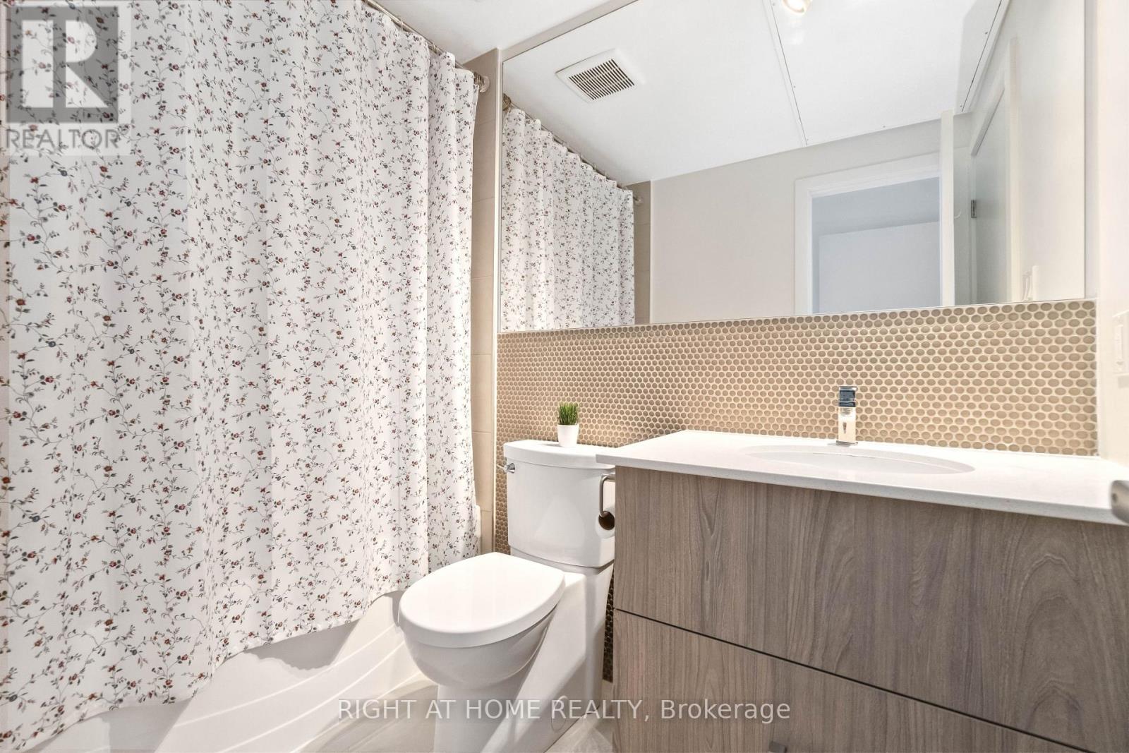 305 - 22 Perkins Street