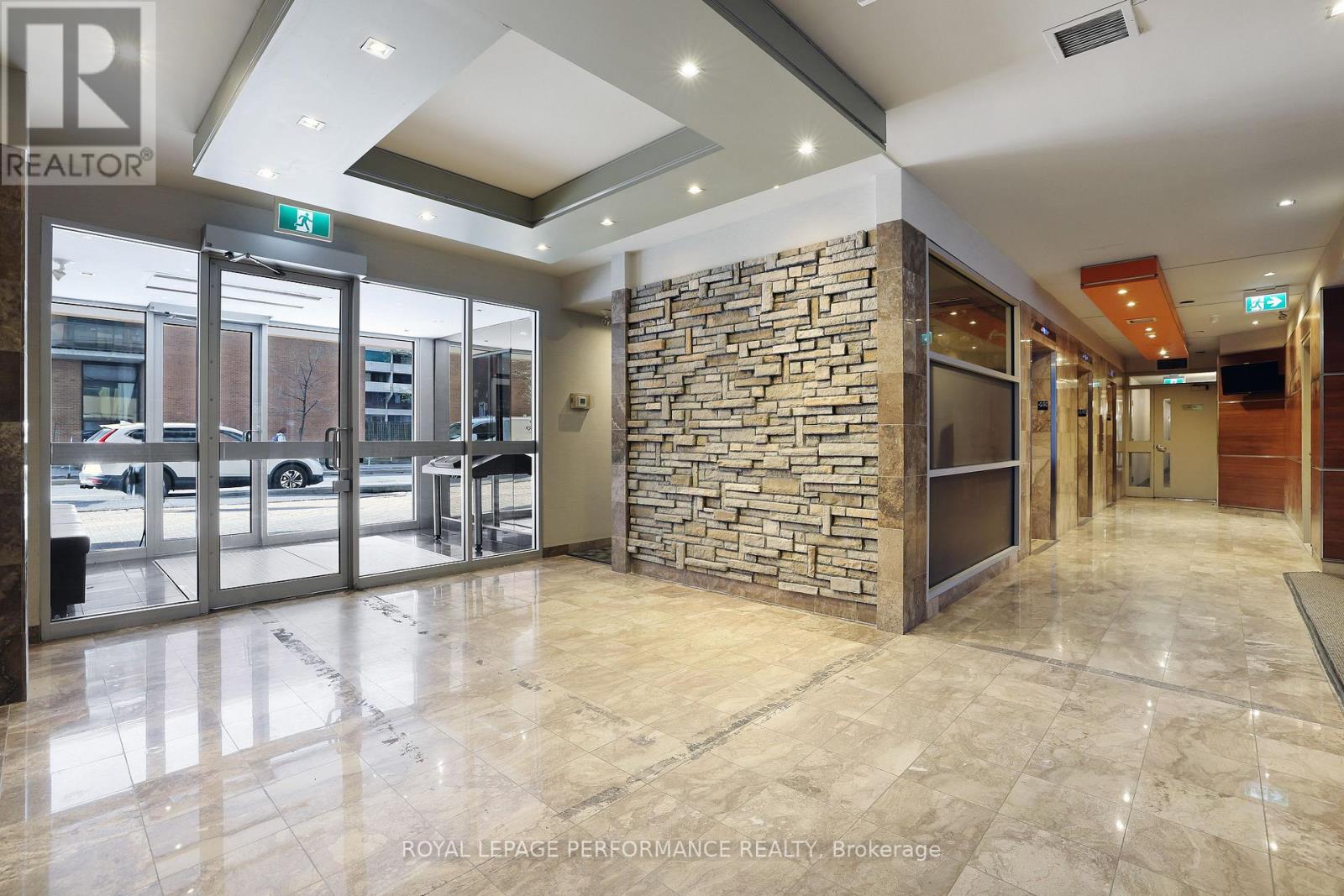 1701 - 470 Laurier Avenue W