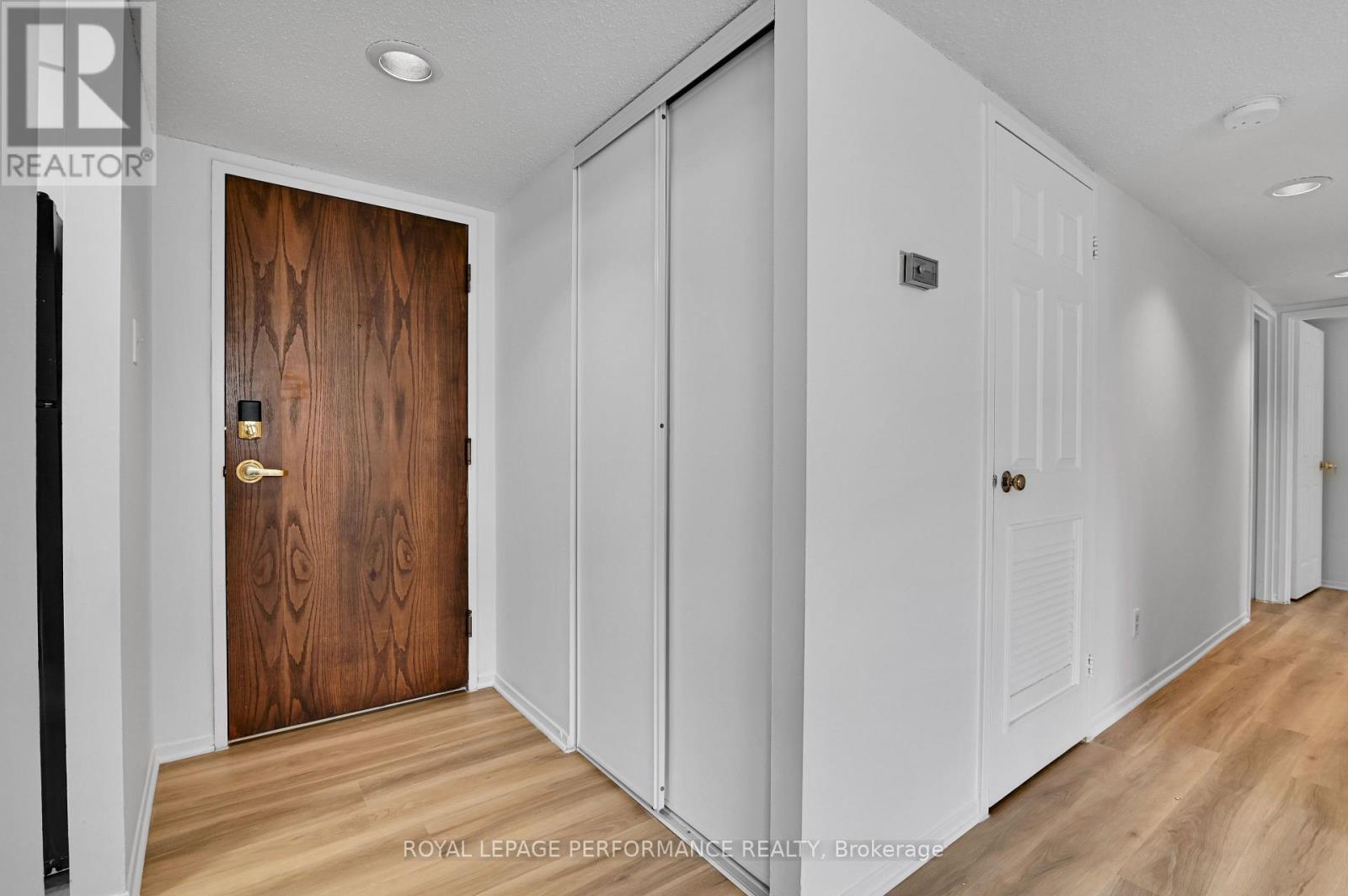 1701 - 470 Laurier Avenue W