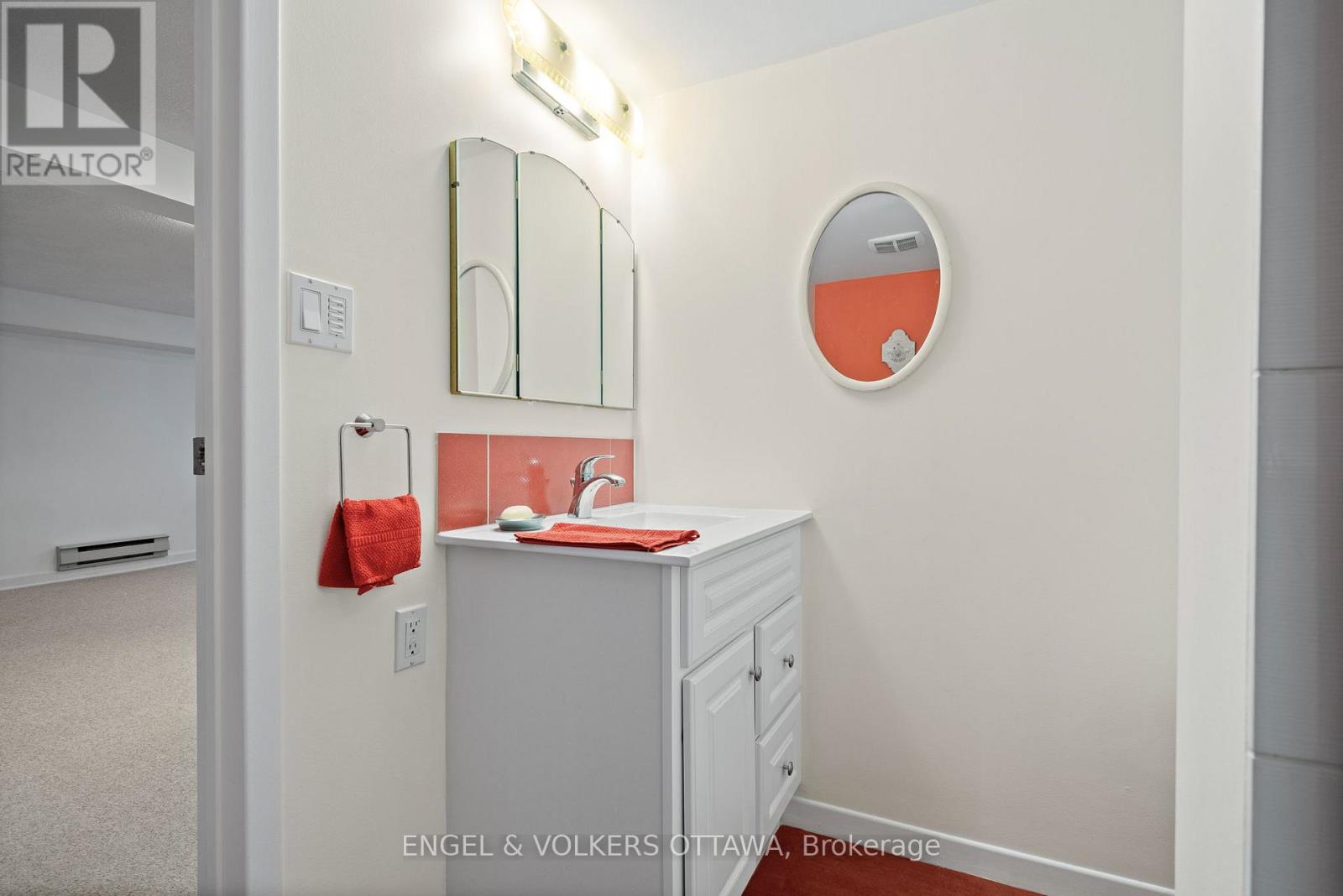 702 Dovercourt Avenue