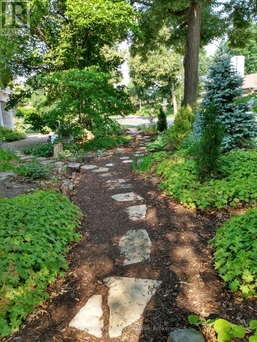 702 Dovercourt Avenue