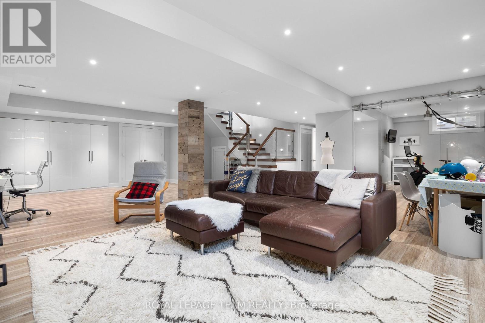 879 Winnington Avenue