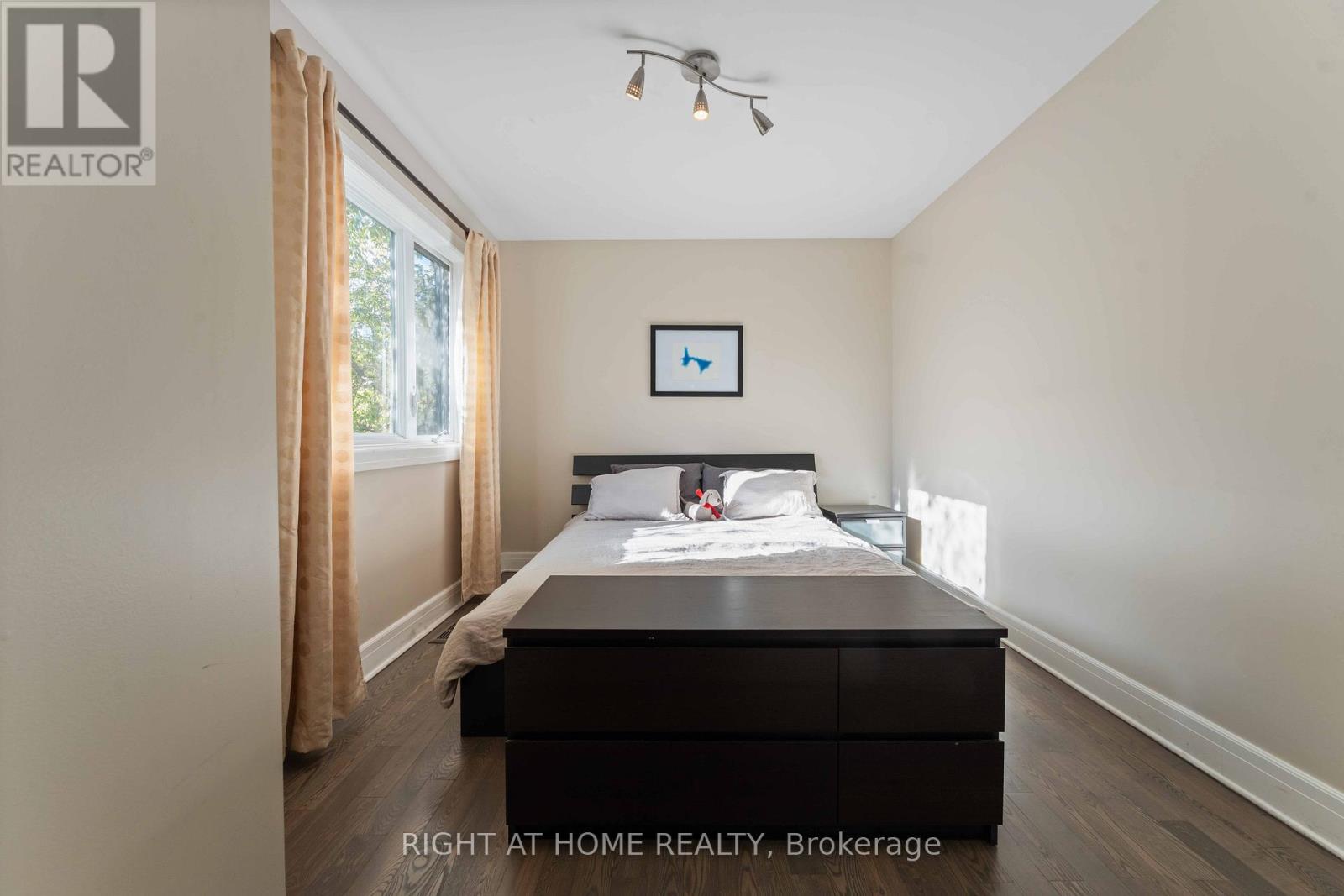 110 Little London Private