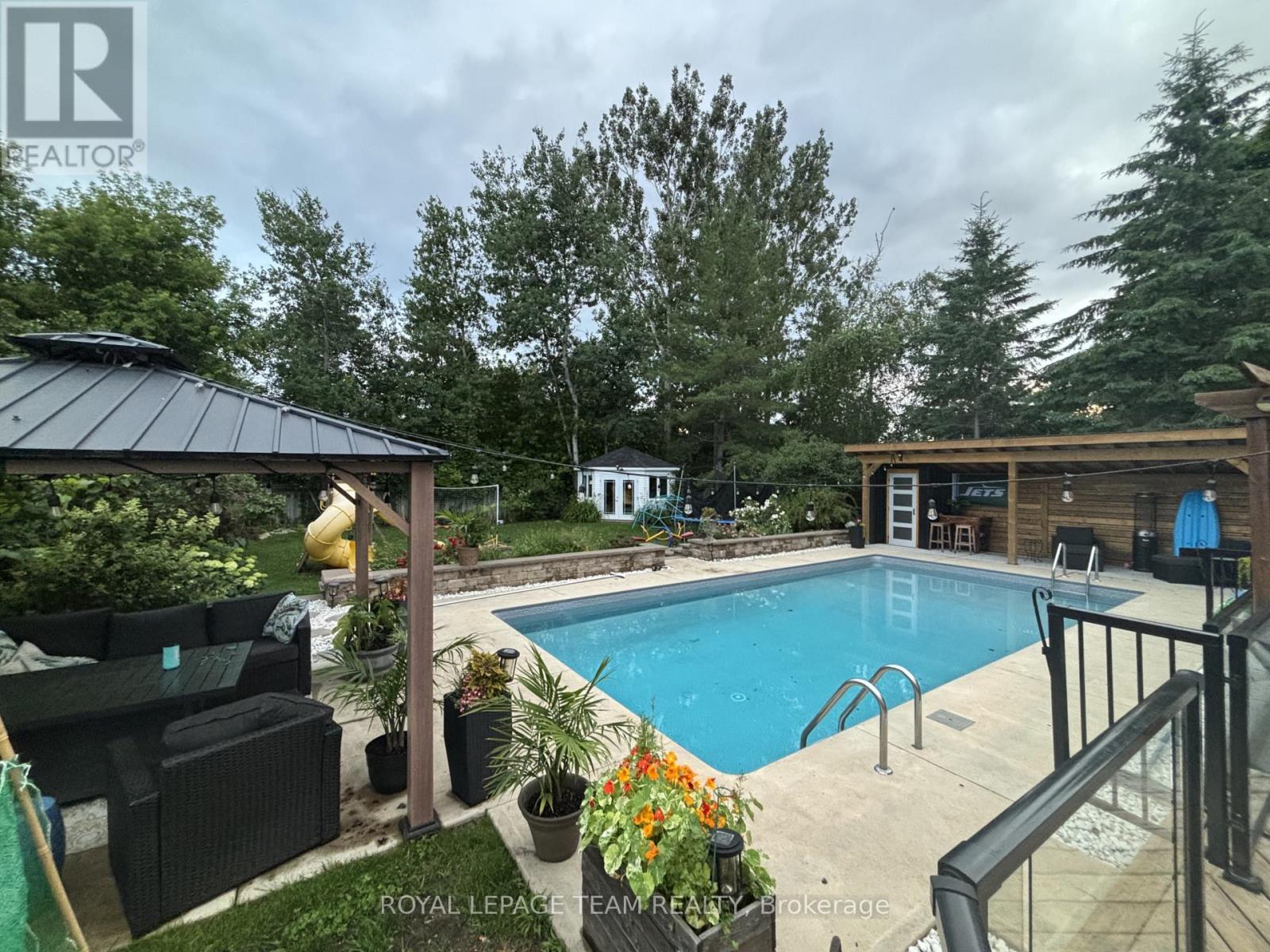 6 Stroughton Crescent