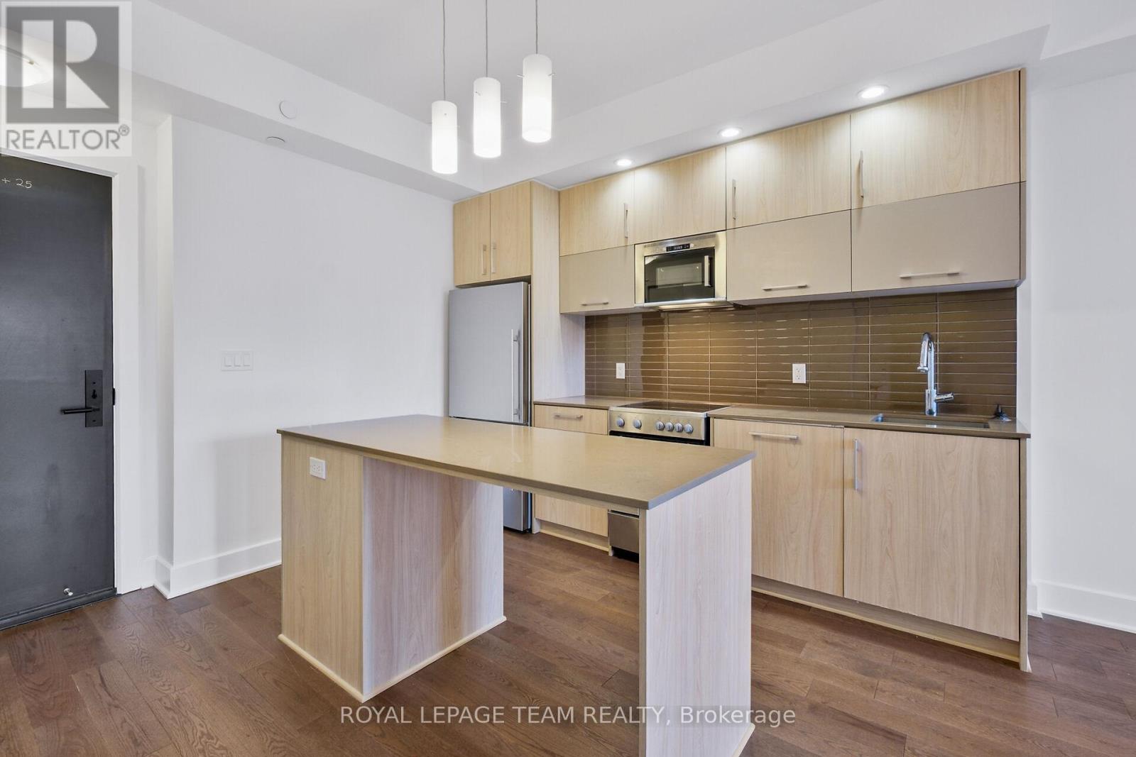 909 - 255 Bay Street E