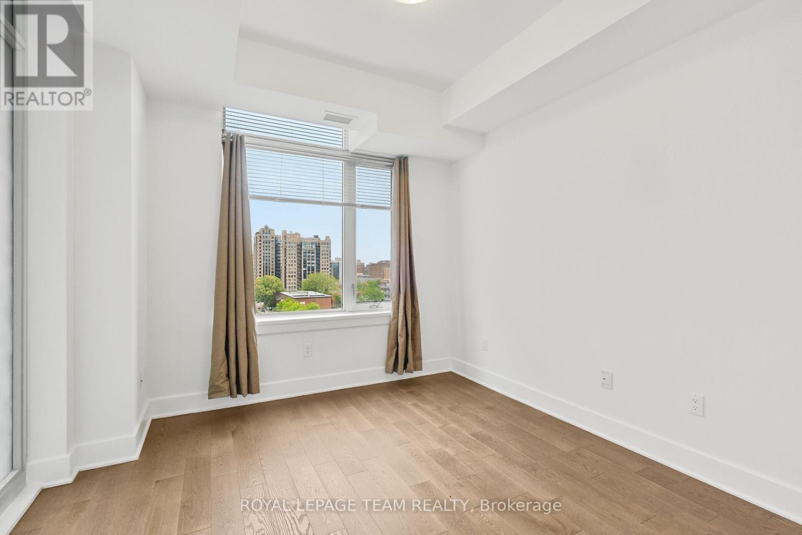 909 - 255 Bay Street E