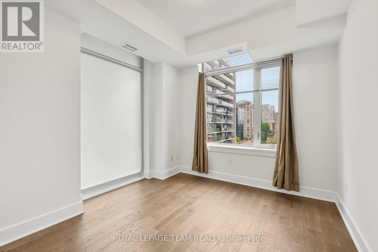 909 - 255 Bay Street E