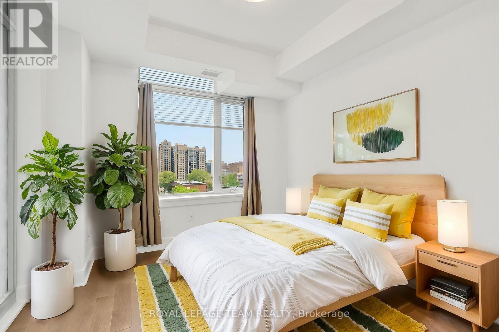 909 - 255 Bay Street E