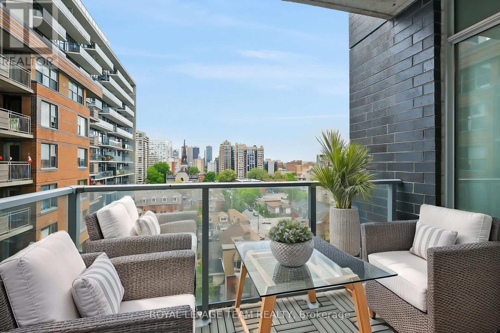 909 - 255 Bay Street E