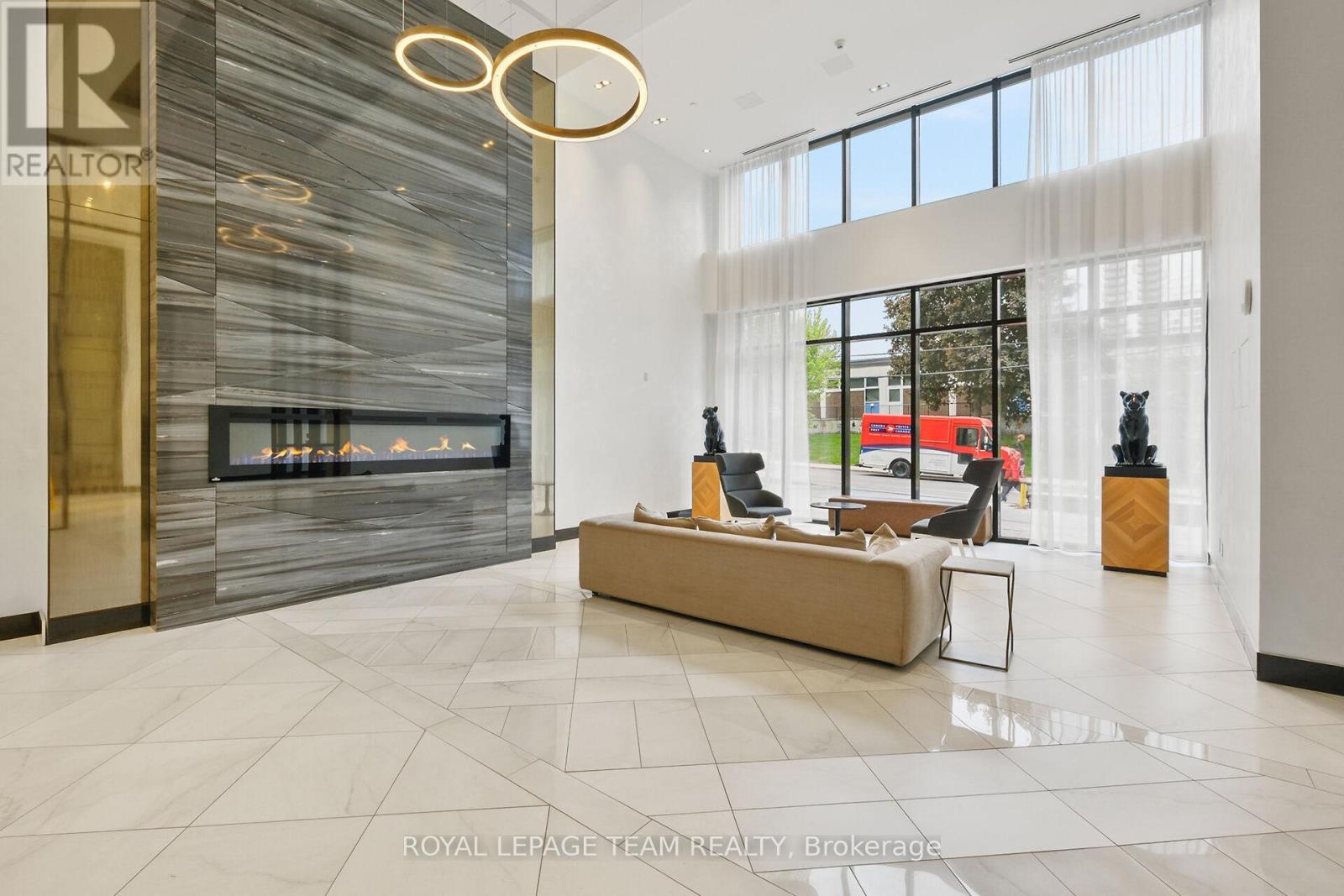 909 - 255 Bay Street E