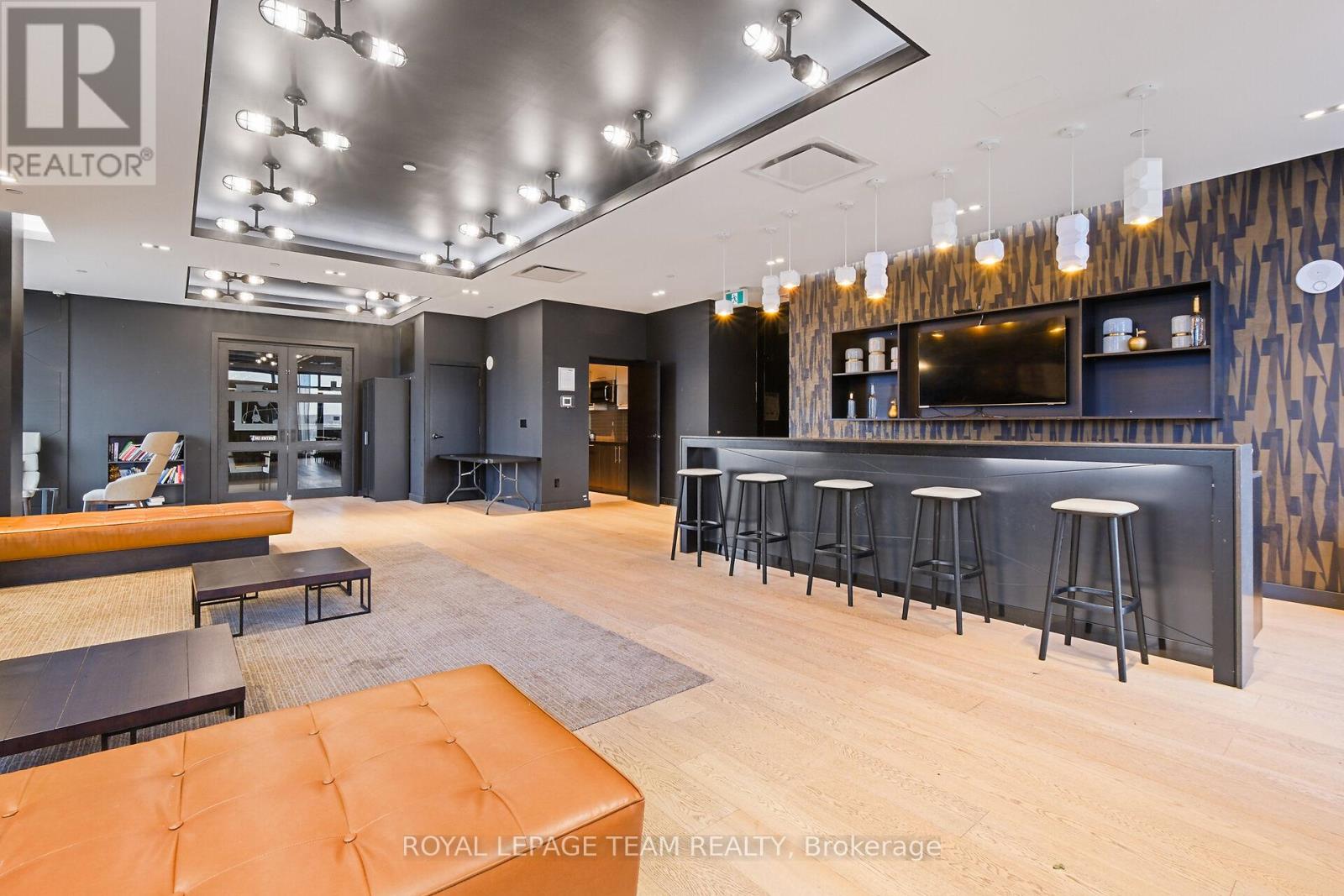 909 - 255 Bay Street E