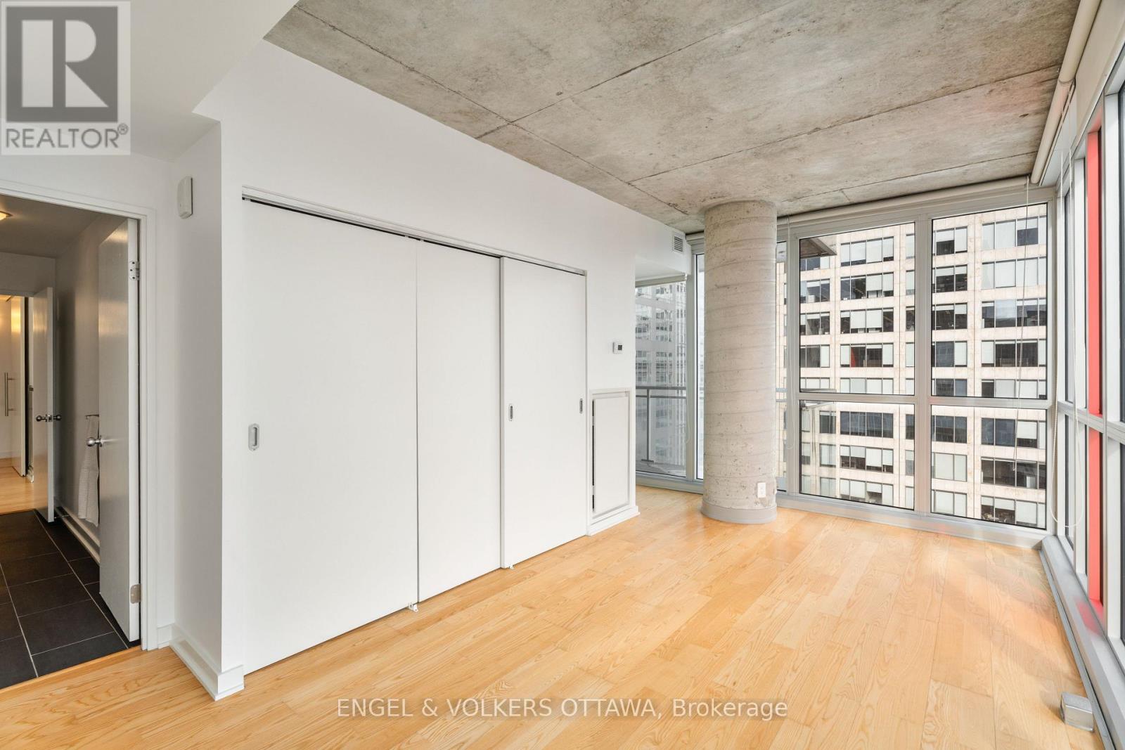 1610 - 324 Laurier Avenue W