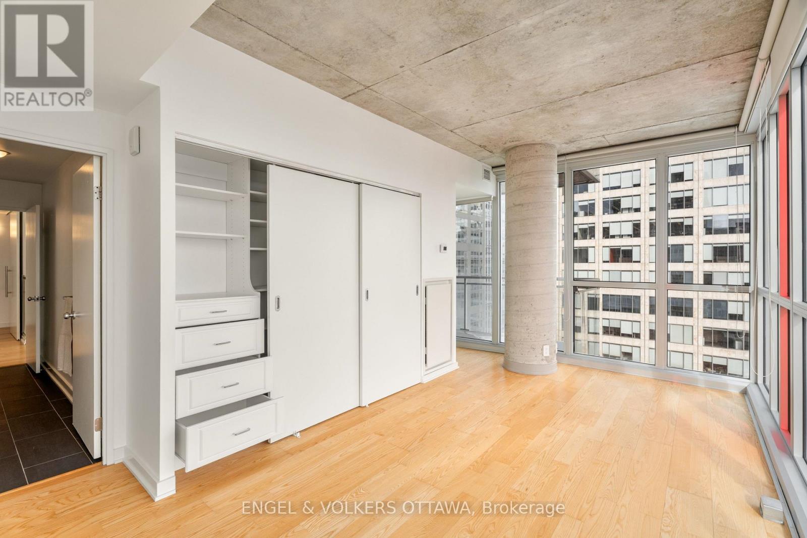 1610 - 324 Laurier Avenue W