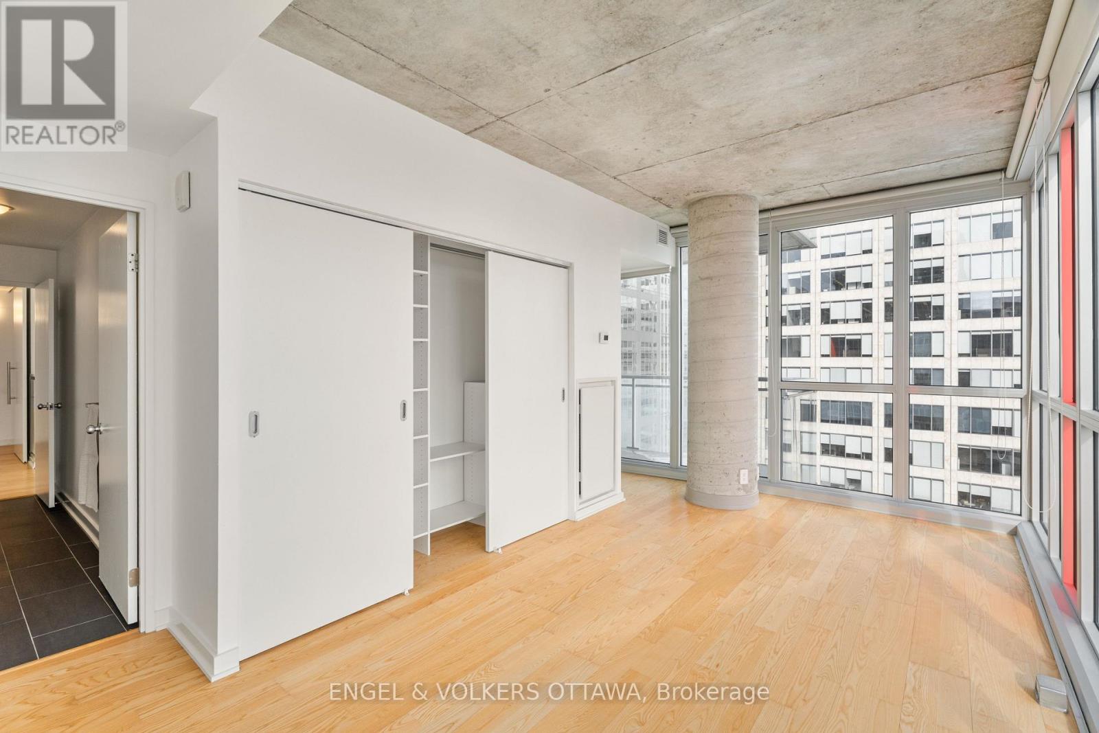 1610 - 324 Laurier Avenue W