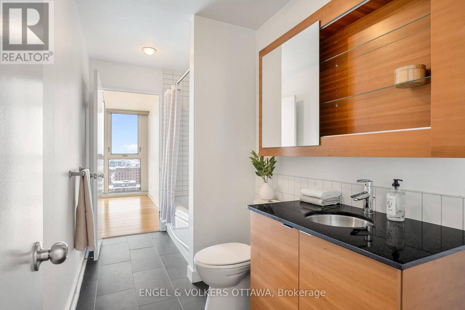 1610 - 324 Laurier Avenue W