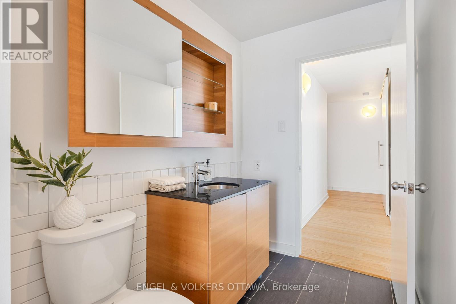 1610 - 324 Laurier Avenue W