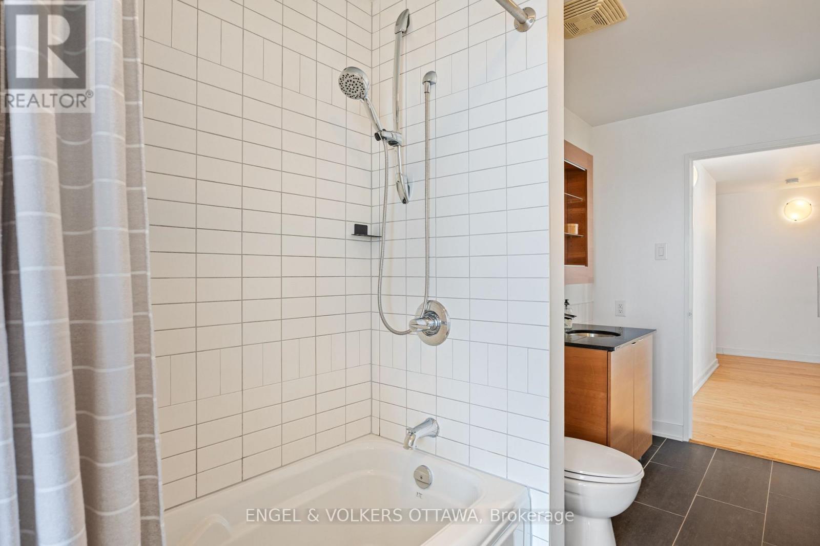 1610 - 324 Laurier Avenue W