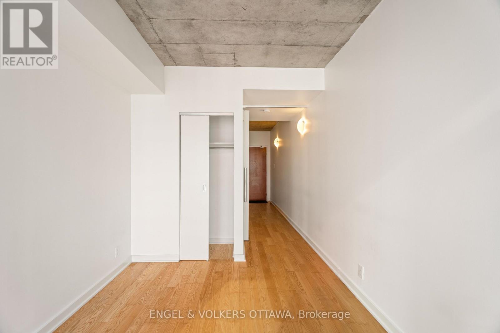 1610 - 324 Laurier Avenue W