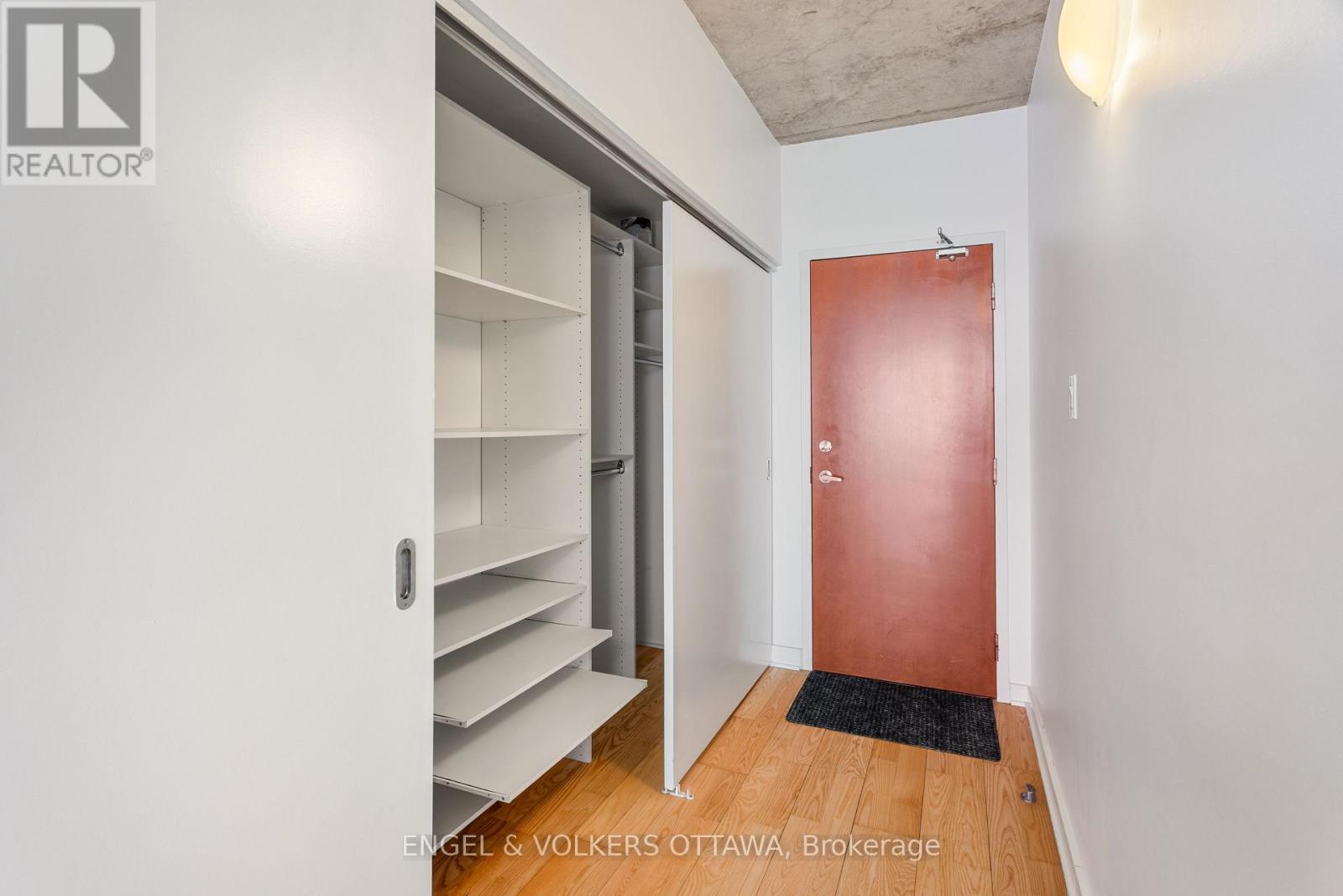 1610 - 324 Laurier Avenue W