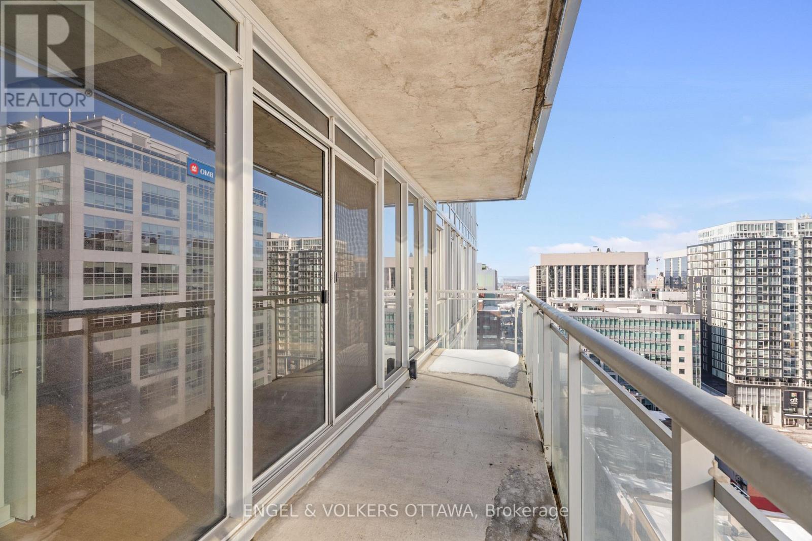 1610 - 324 Laurier Avenue W