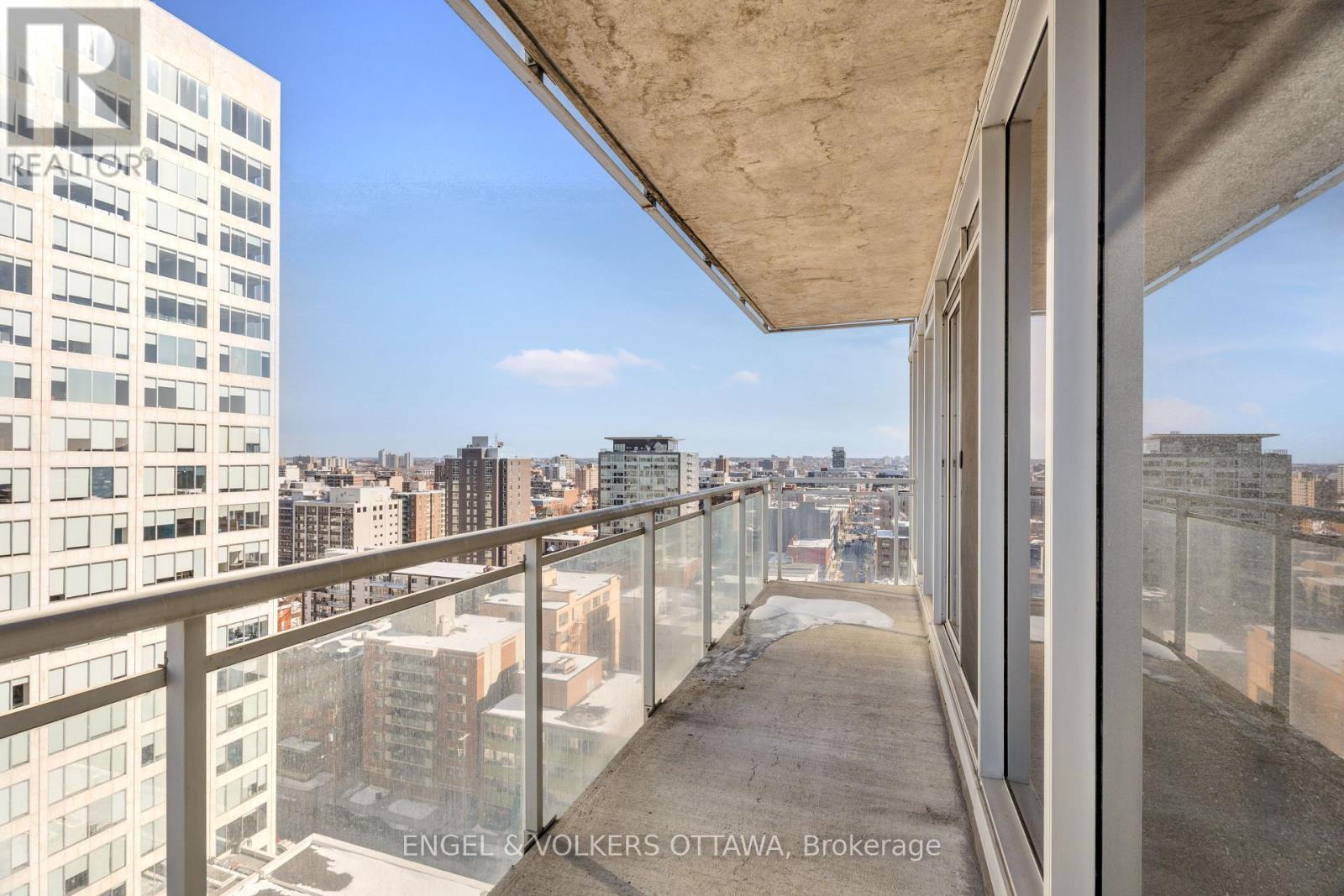 1610 - 324 Laurier Avenue W